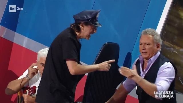 La stanza inclinata: "l'uomo d'affari" - Stasera tutto è possibile - 17/10/2022