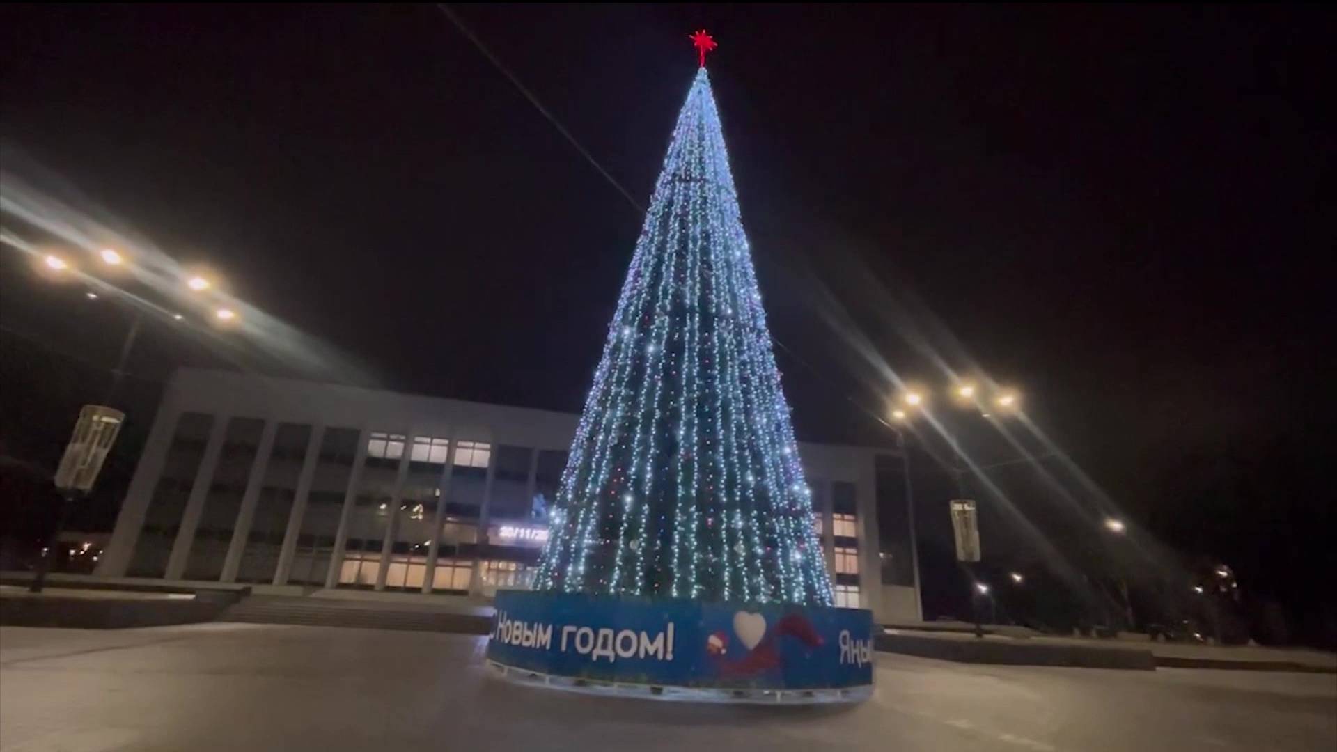 Еще одна пиксельная ель появилась на площади ДК "Моторостоитель" в Уфе