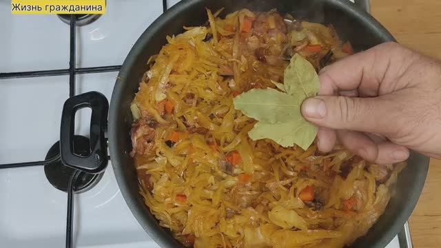 Свиные ребра с тушёной капустой