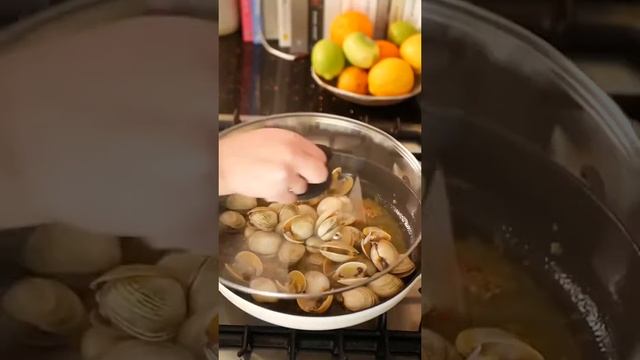 Let’s make my all time favourite dish, spaghetti alle vongole  Full recipe on daenskitchen com cook