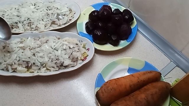 Готую оселедець під шубою / I'm cooking herring under a fur coat.