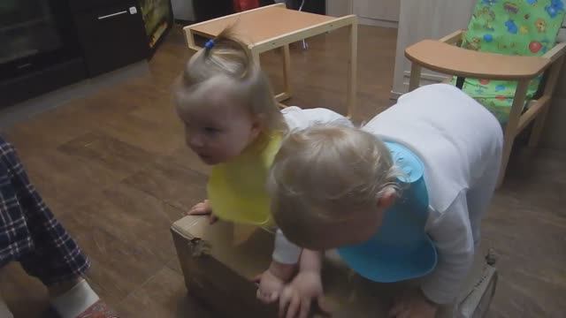 На арене эквилибристы цирка Чинизелли!
