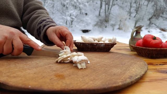 Kənd Həyatı.  Rustic Cooking Campfire Pizza on The Sadj Grill