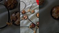 Изделия ручной работы из смолы и бисера.