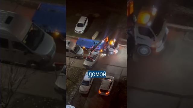 Эвакуаторщик перенёс машину соседа на тротуар, чтобы занять место