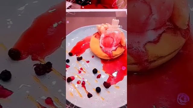 Десерт яблочный пирог с мороженым..