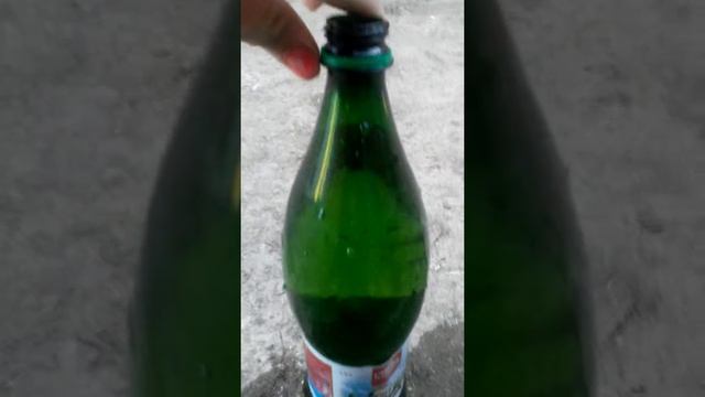 Бутылка с водой плавает на бочке