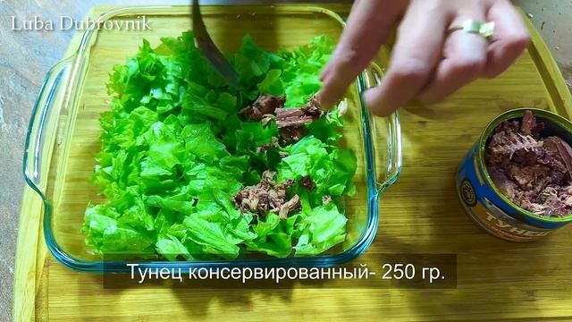 Вкуснейший лёгкий салат с тунцом, сыром ( Фета) и овощами.