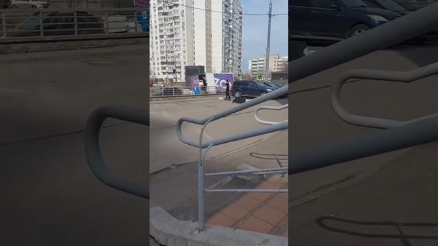 В Москве очевидцы заметили, как курьеры Ozon обращаются с посылками