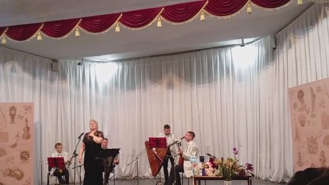 Гаянэ Джаникян, и Ансамбль "Донцы". 
Романс "Очи черные" (муз. С. Гердаля, сл. Е. Гребёнки )