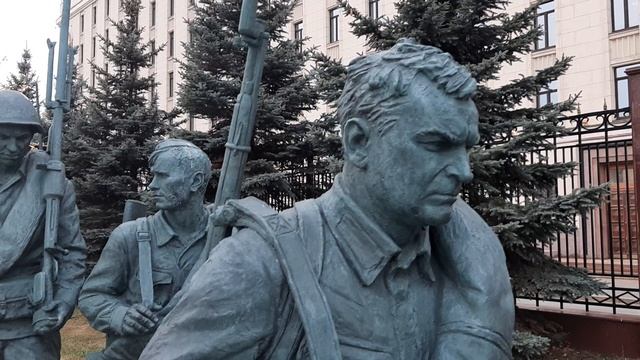 Памятник к/ф Они сражались за родину у здания МО РФ. Москва (2.12.2024)