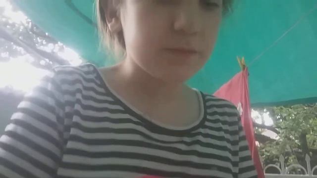 Моя сестра кушает лёд