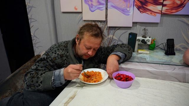 СНЕЖНЫЙ ЧЕЛОВЕК ЛОЖИТ ДЫМОХОД В ДЕРЕВНЕ вкусно кормлю собаку Обед и домашние кексы на ужин от мамы (
