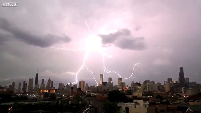 Fulmine colpisce tre degli edifici più alti a Chicago allo stesso tempo!