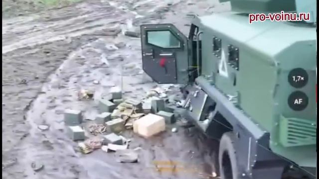 Российские операторы дрона на оптоволокне осматривает подбитый канадский бронетранспортер «Сенатор»,