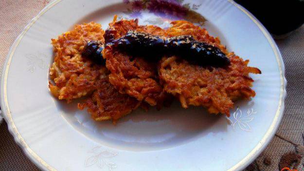 Драники из яблок с корицей