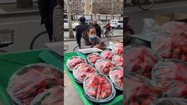 Fresh Strawberry in China! #streetfood #chinese #forkans_museum #travelwithforkan #chinatravelvlog