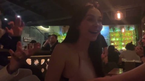 стримерша дала потрогать свои бубсы прохожему???