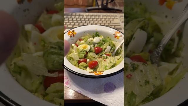 Богатырский утренний салат с яйцом и овощами на секретной древнерусской заправке #россия #еда #food