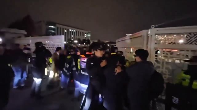 ‼️🇰🇷На грани гражданской войны: введение военного положения вызвало острый политический кризис