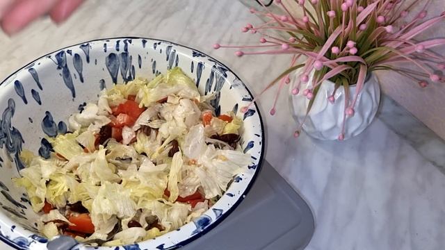 ДО ЧЕГО ЖЕ он ПРОСТОЙ и вкусный. Салат хрустящий и сочный.