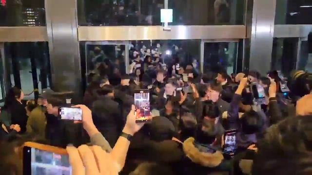 Это вход в здание парламента в Сеуле