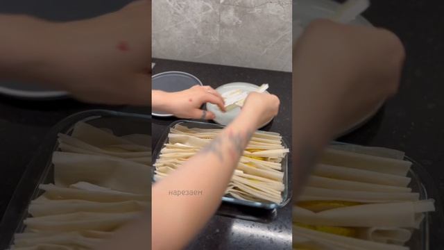 Пирог из теста фило с сыром бри и грушей