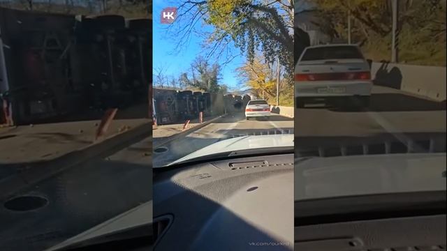 💬 Фура с мандаринами перевернулась в Сочи.