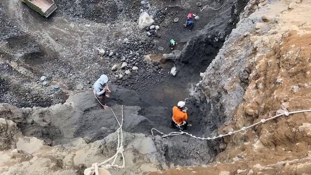 Строительство,  сбиваем  песок со стен утёсов