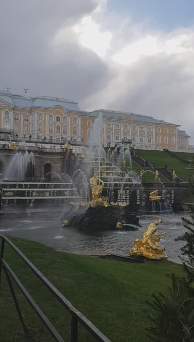 Фонтаны Петродворца в ненастье поздней осенью.