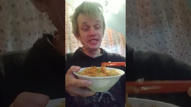 мама сварила вареники с капустой и положила нажарила капусты и васаби положила #обжор #мукбанг #пан
