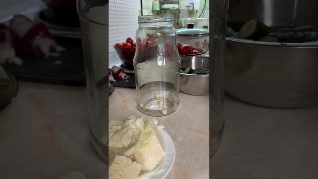 Засолка  огурцов с помидорами.Со  вкусом и просто!Полное  видео на канале.Жми  лайк  и  подписывайс