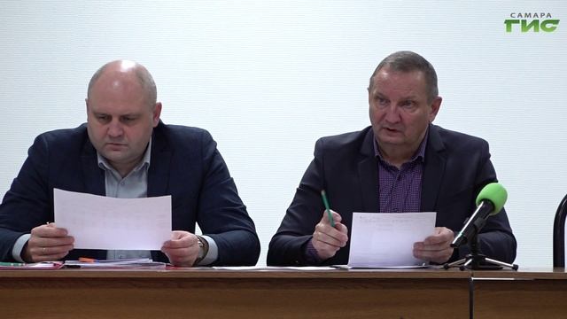 В Самаре обрабатывают тротуары и остановки реагентами для предотвращения гололеда