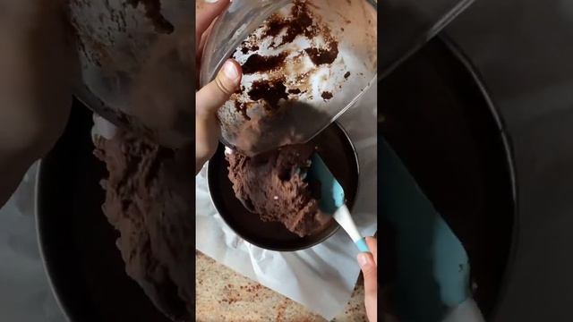 Tarta de chocolate simple y rápida/Простой шоколадный пирог с конфетками #brownie #chocolate#recipe