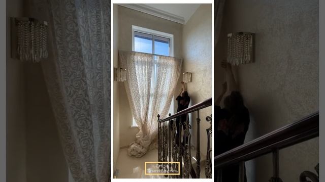 Навеска шторы на лестничной площадке загородного дома