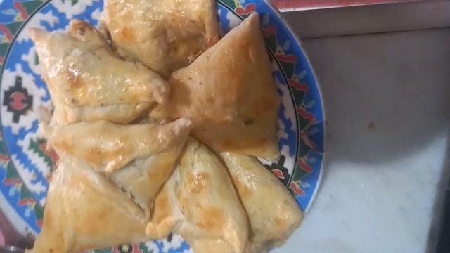 КТО В АНКАРЕ  ПЕЧЕТ САМЫЕ ВКУСНЫЕ САМСЫ СО СЛОЕНЫМ ТЕСТОМ И РУБЛЕННЫМ МЯСОМ ! КОНЕЧНО КРАСАВЧИК!