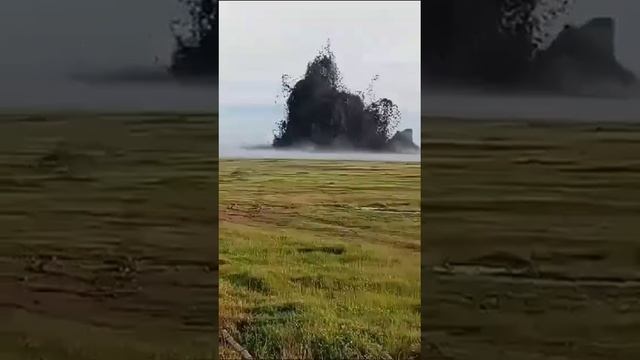 Извержение грязевого вулкана в округе Блора (Центральная Ява, Индонезия, 3.12.2024).