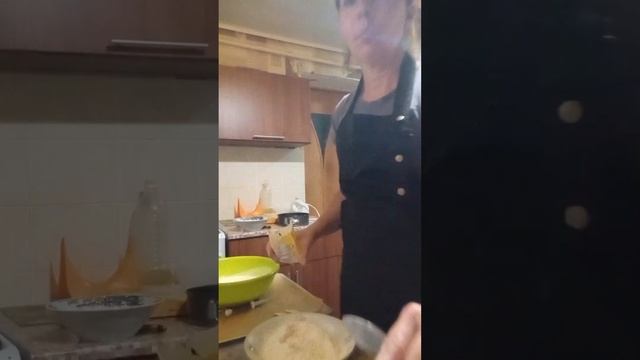 пробую духовку в деле, пеку бисквит