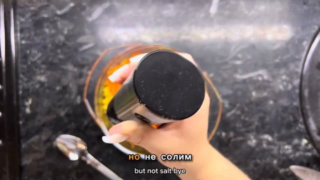 Как приготовить вкусный салат с копченой курицей, корейской морковью, сыром и кукурузой