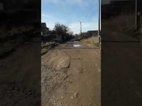 Крым г. Саки ул. Вокзальная. Первая улица города. Разбитая дорога с огромной свалкой.