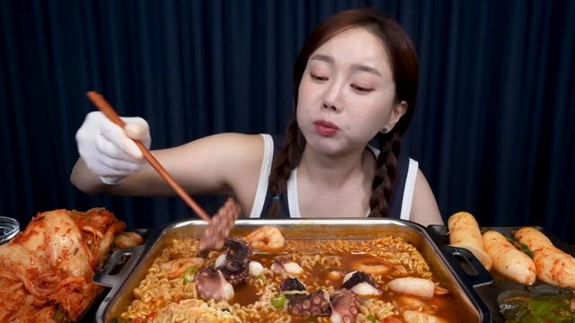 오동통 문어 통으로 들어간 🐙 즉석 문어라면 ! 미소가 잠든사이 🌙 Korean Spicy Ramen with Octopus! Seafood Mukbang ASMR Ssoyoun