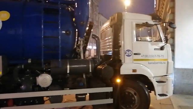 Откачка жироуловителей в ТЦ Невский Центр в Санкт-Петербурге специалистами Каналсервис
