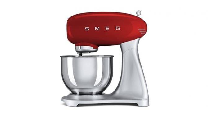 SMEG SMF02 — многофункциональный планетарный миксер.