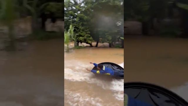 Наводнение в Малайзии принесло и новые развлечения