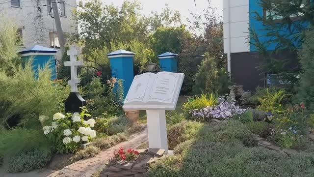 На территории Успенского храма за Верхом. Калуга. Путешествие по России.