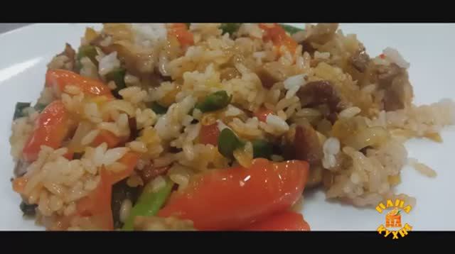Свинина с рисом и овощами в сковороде