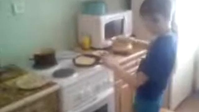 Ребенок печет блинчики под рамштайн