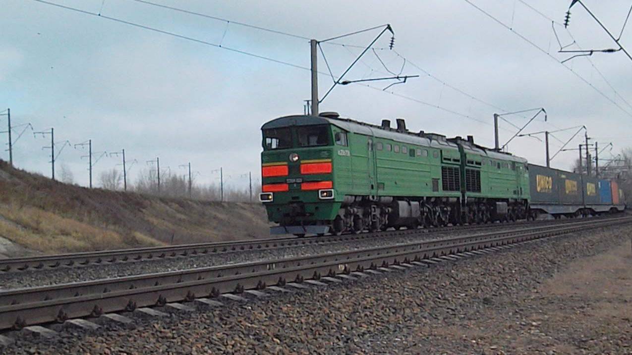 Тепловоз 2ТЭ10М-3335 с контейнерным поездом. Звук 10Д100.