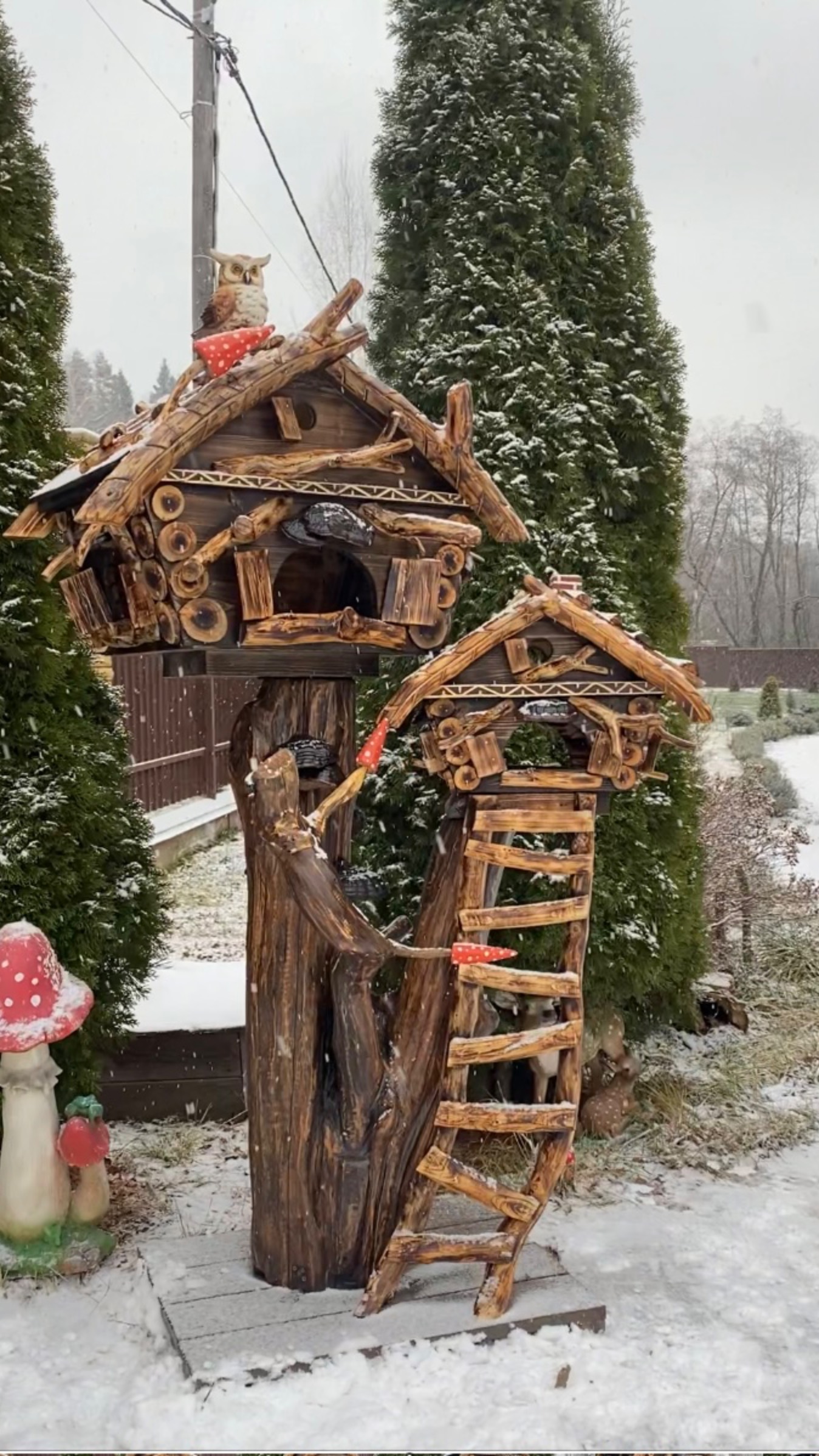 Кормушка для птиц и белок двойная