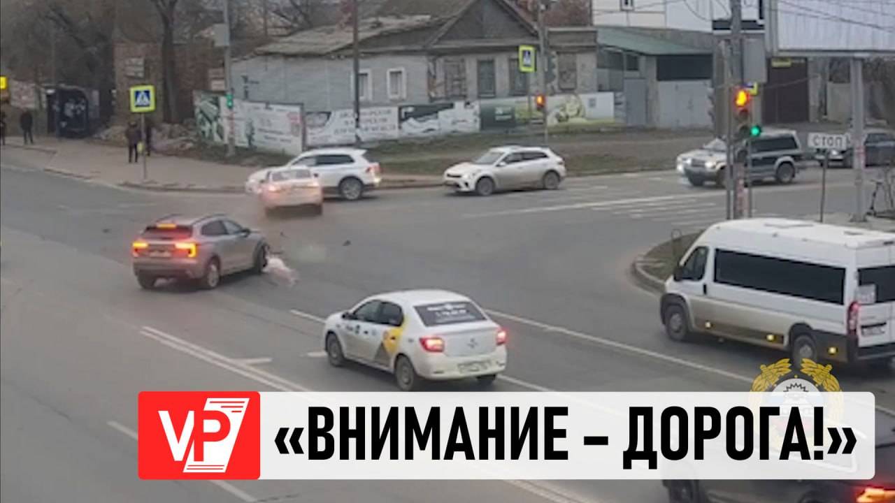 ПРИЧИНОЙ ПРОБКИ НА ВТОРОЙ ПРОДОЛЬНОЙ В ВОЛГОГРАДЕ СТАЛО ТРОЙНОЕ ДТП